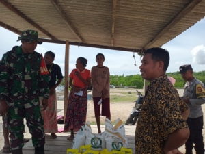 Babinsa Sertu Andre T Dampingi Penyaluran Bansos Pangan Tahap II di Pelabuhan Airani