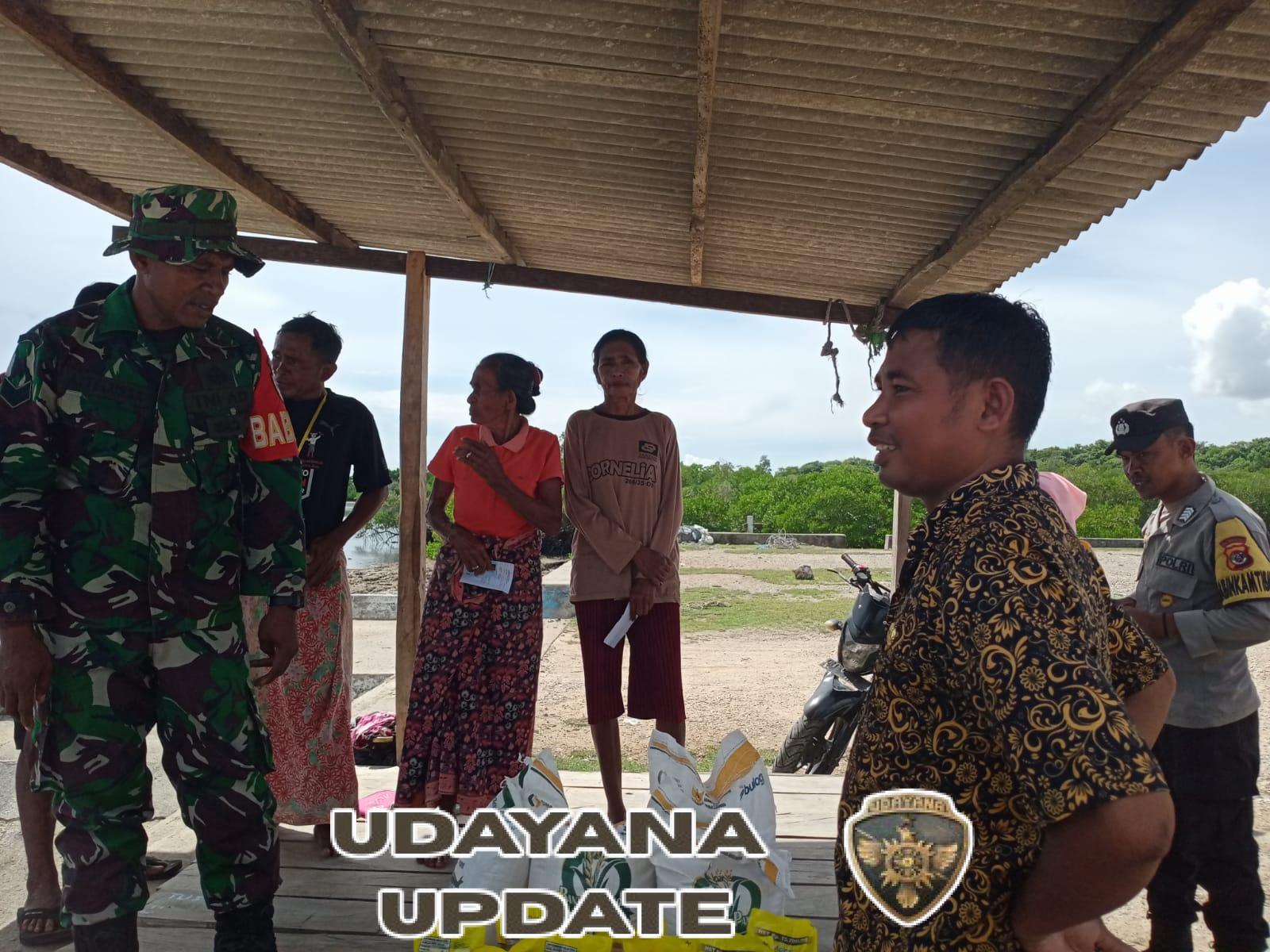 Babinsa Sertu Andre T Dampingi Penyaluran Bansos Pangan Tahap II di Pelabuhan Airani