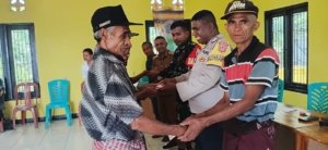 Babinsa Pratu Jufen Taloim Dampingi Penyaluran BLT di Desa Nggelodae, Pastikan Bantuan Tepat Sasaran