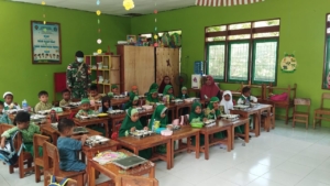 Babinsa Dampingi Penyaluran Makanan Sehat Bergizi di Kecamatan Rote Timur