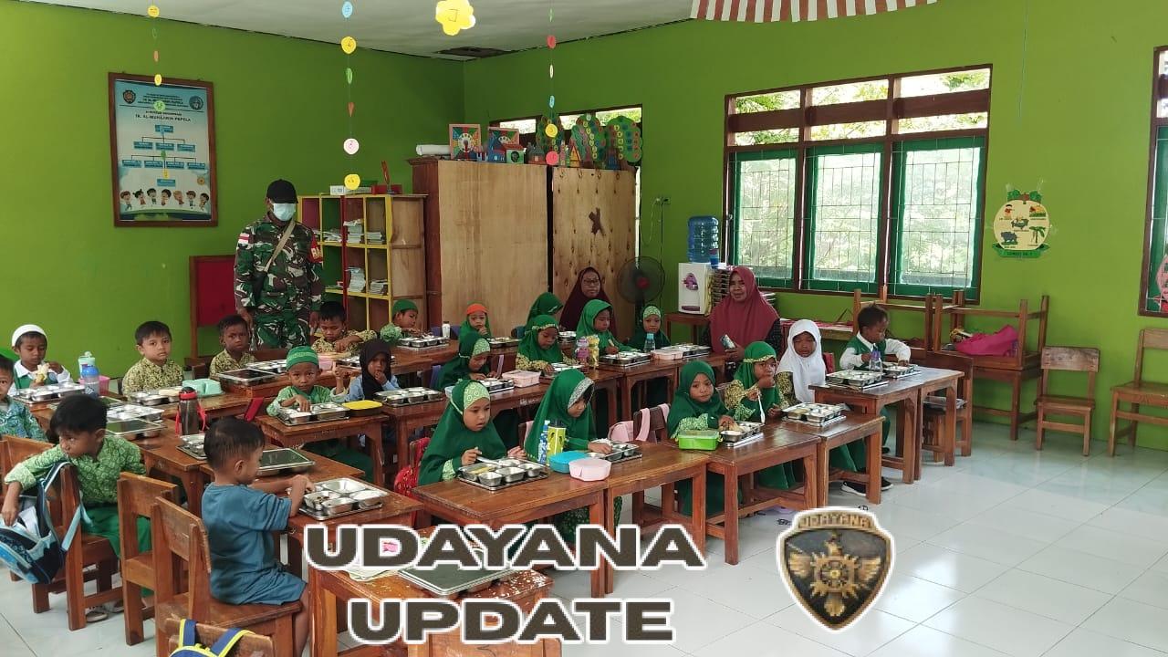 Babinsa Dampingi Penyaluran Makanan Sehat Bergizi di Kecamatan Rote Timur