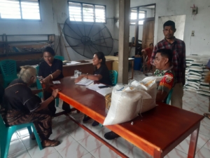 Babinsa Watuliwung Dampingi Pembagian Bantuan Pangan Bulog untuk 183 KK