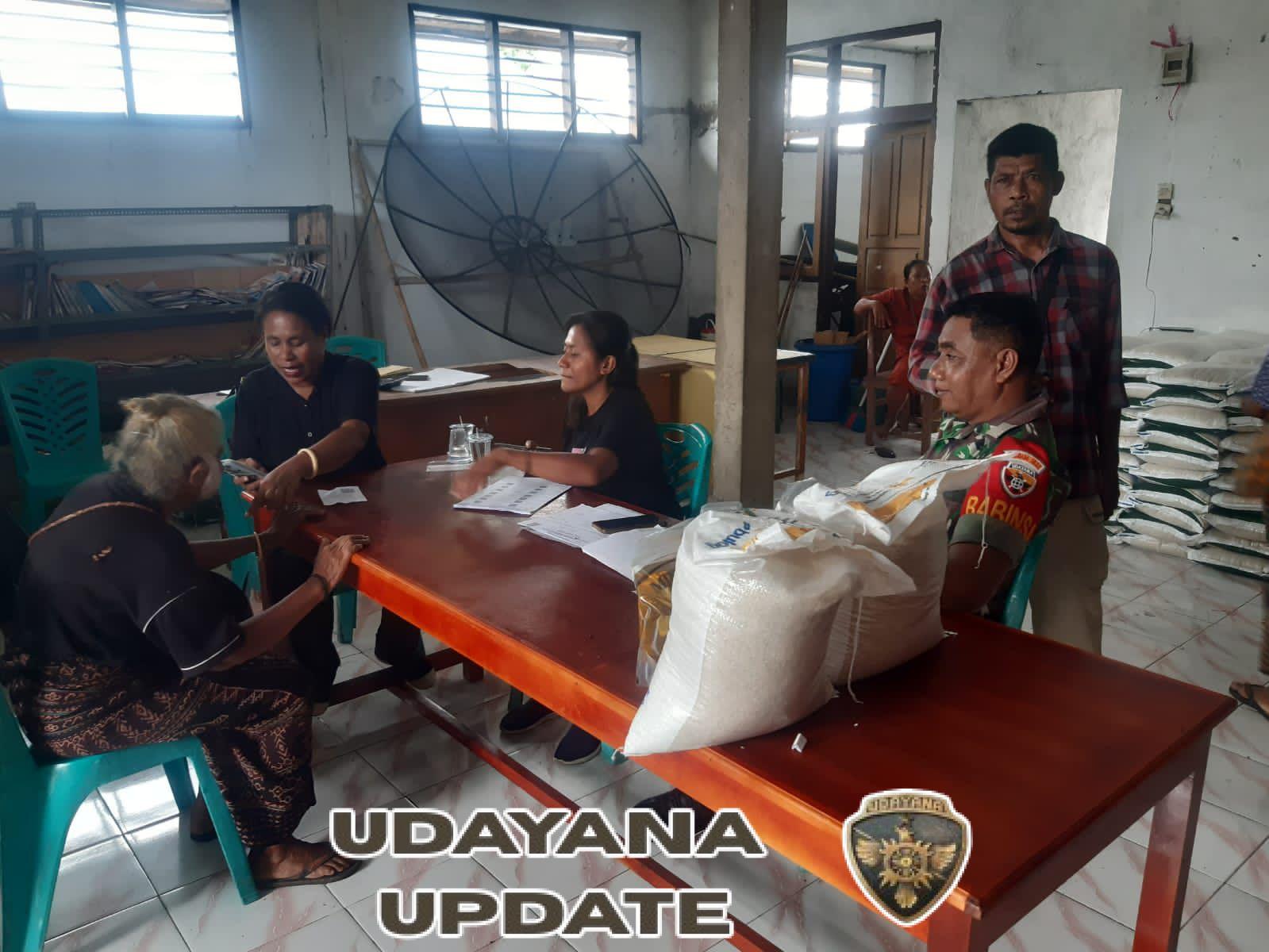 Babinsa Watuliwung Dampingi Pembagian Bantuan Pangan Bulog untuk 183 KK