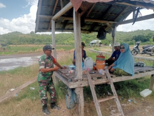 Sertu Ismail Tingkatkan Kamtibmas Lewat Patroli dan Komunikasi Sosial di Desa Beru