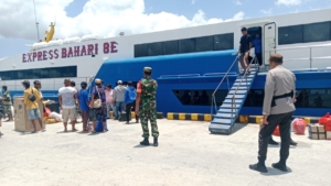 Babinsa Koramil 1627-01/Baa Lakukan Pemantauan Arus Kapal di Pelabuhan Ba’a