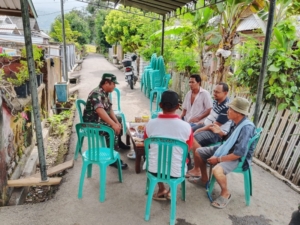 Babinsa Koramil 1628-03/Seteluk Jalin Kebersamaan Lewat Komsos di Desa Tapir