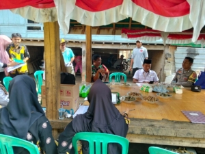 Babinsa Seteluk Tengah Dampingi Penilaian Lomba Kebersihan Lingkungan Tingkat Dusun