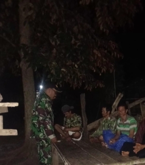 Babinsa Manggelewa Ronda Malam Bersama Warga Dusun Depa Jaya