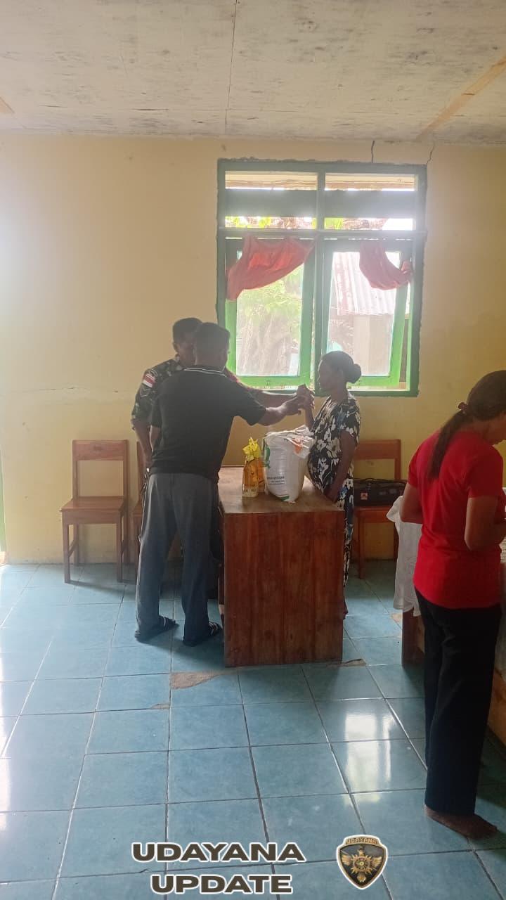 Babinsa Batutua Kawal Penyaluran Bantuan Pangan di Desa Mbokak