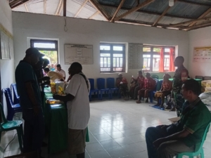 Babinsa Nulle Kawal Penyaluran Bantuan Pangan 2025, Pastikan Aman dan Tertib