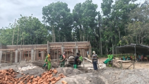 Babinsa Wulanggitang dan Warga Pululera Kerja Bakti Bersihkan Lingkungan