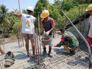 Babinsa Maurole dan Warga Ngalukoja Bergotong Royong Bangun Rumah Layak Huni