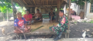 Babinsa Ende Gelar Monitoring dan Komsos Jaga Stabilitas di Desa Ndetuzea