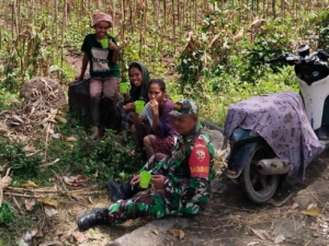 Babinsa Detusoko Gelar Komsos dan Pemantauan Wilayah di Desa Dile