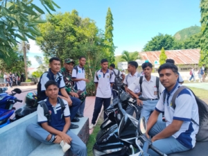 Babinsa Ende Laksanakan Komsos dan Pamwil, Motivasi Pelajar SMAK Negeri 2