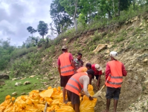 Timbun Jalan Rusak Akibat Longsor, Anggota Satgaster Bantu Perlancar Akses Transportasi Warga