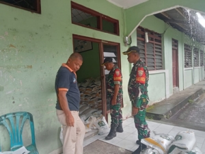 Babinsa Ende Timur Kawal Distribusi Beras Bantuan Pemerintah, Masyarakat Antusias