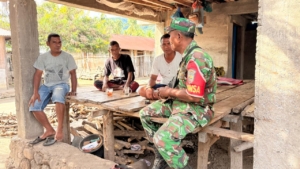 Babinsa Koramil 1602-04/Maurole Tingkatkan Keamanan dan Komsos di Desa Neotonda