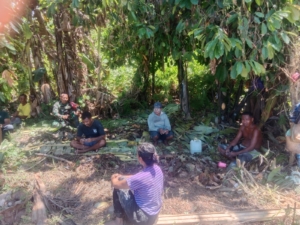 Babinsa Ende Tingkatkan Kamtibmas Lewat Komsos dan Pamwil di Desa Kebirangga Tengah