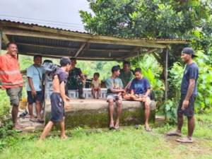 Babinsa Koramil 1602-04/Maurole Tingkatkan Keamanan dan Sinergi Bersama Pemuda Desa Watunggere