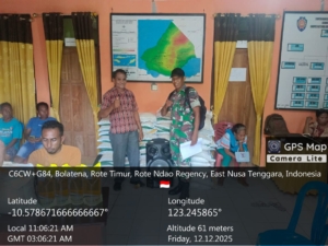 Babinsa Pantai Baru Monitor Penyaluran Bantuan Pangan Tahap II di Desa Bolatena