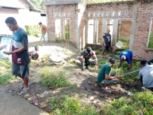 Babinsa Nagawutung Galakkan Gotong Royong Jaga Kebersihan di Ileboli