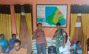 Babinsa Pantai Baru Monitor Penyaluran Bantuan Pangan Tahap II di Desa Bolatena