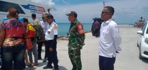 Koramil 1627-01/Baa Pantau Kedatangan Kapal Expres Bahari 8E di Pelabuhan Ba’a