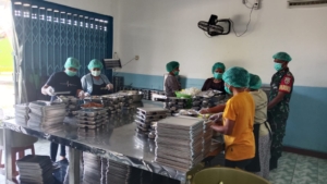 Babinsa Koramil 1627-01/Ba’a Pantau Penyaluran Makanan Bergizi Gratis untuk 3.065 Penerima di Rote Ndao