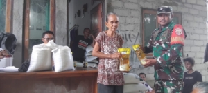 Babinsa Koramil 1627-03/BTT Pantau Penyaluran Bantuan Pangan untuk 268 KK di Oetefu