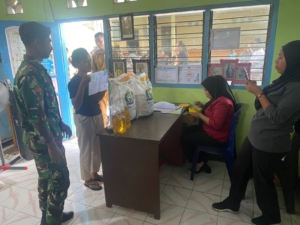 Babinsa Koramil 04/Kewapante Dampingi Pembagian Bantuan Ketahanan Pangan untuk 227 KK di Desa Waiara