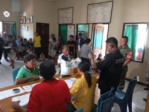 Babinsa Koramil 01/Alok Dampingi Penyaluran Bantuan Pangan di Kelurahan Kota Uneng