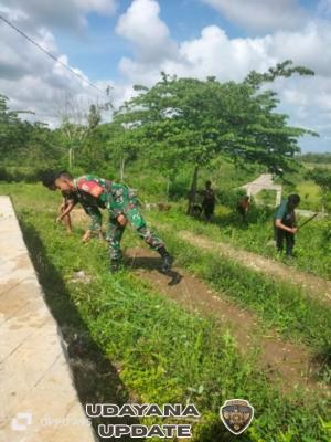 Babinsa Katikutana Ajak Warga Kerja Bakti Bersihkan Lingkungan Kantor Desa