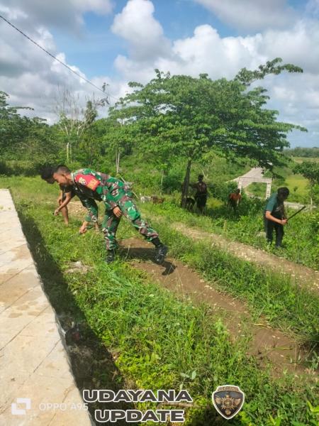 Babinsa Katikutana Ajak Warga Kerja Bakti Bersihkan Lingkungan Kantor Desa