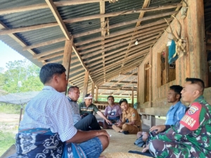 Babinsa Walakaka Ajak Warga Jaga Kamtibmas Lewat Komsos