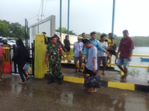 Koramil 1627-02 Pantai Baru Monitoring Keamanan Bongkar Muat KMP Cakalang 2