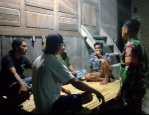 Ronda Malam Bersama Warga, Babinsa Ajak Jaga Stabilitas Desa Monta