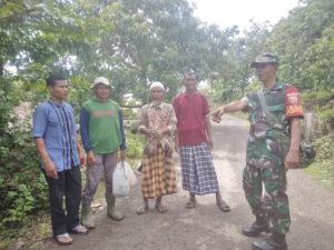Komsos Koramil 1608-05/Donggo, TNI Hadir di Tengah Masyarakat