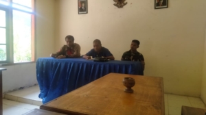 Babinsa Koramil 1625-02/Aimere Dampingi Penyaluran BLT-DD Tahap IV di Desa Naruwolo II