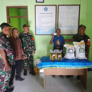 Babinsa Koramil 1602-01/Ende Kawal Penyaluran Bantuan Beras Pemerintah di Desa Tiwutewa