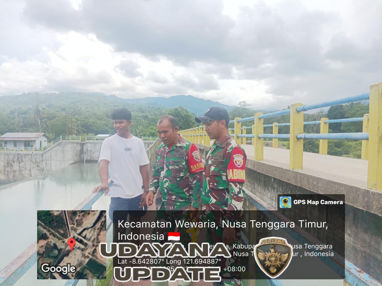 Babinsa Koramil 1602-03/Detusoko Tinjau Debit Air Bendungan Mautenda Dukung Pertanian Warga