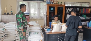 Babinsa Koramil 1603-01/Alok Dampingi Penyaluran Bantuan Pangan di Kelurahan Hewuli