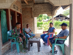 Babinsa Koramil 1602-03/Detusoko Laksanakan Komsos dan Pemantauan di Desa Mukusaki