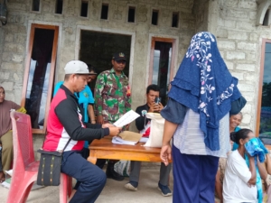 Pastikan Tepat Sasaran, Serka Umran Hadiri Penyaluran Beras dan MinyaKita di Golo Sepang