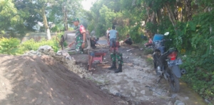 Babinsa Koramil 1602-02/Wolowaru Gotong Royong Bersama Warga Bangun Jalan Rabat di Desa Fatamari