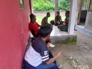 Koptu Mohamad Samin Gelar Komsos, Warga Desa Tou Barat Merasa Aman dan Nyaman