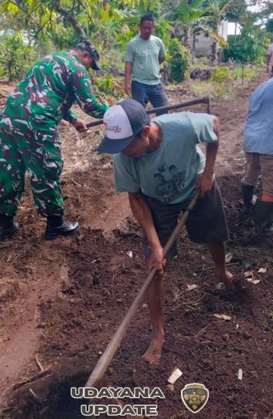 Warga Genggelang dan Babinsa Bersatu Perbaiki Jalan Utama