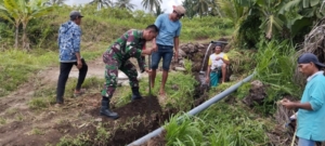 Sertu Mustahri Babinsa Koramil 1615-11/Aikmel Bantu Warga Perbaiki Saluran Air Bersih