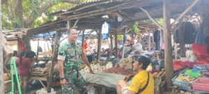 Jelang Natal, Babinsa Pahunga Lodu Pantau Harga Bahan Pokok di Pasar Wulumanu