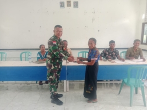 Babinsa Karera Dampingi Penyaluran BLT di Desa Praiwitu
